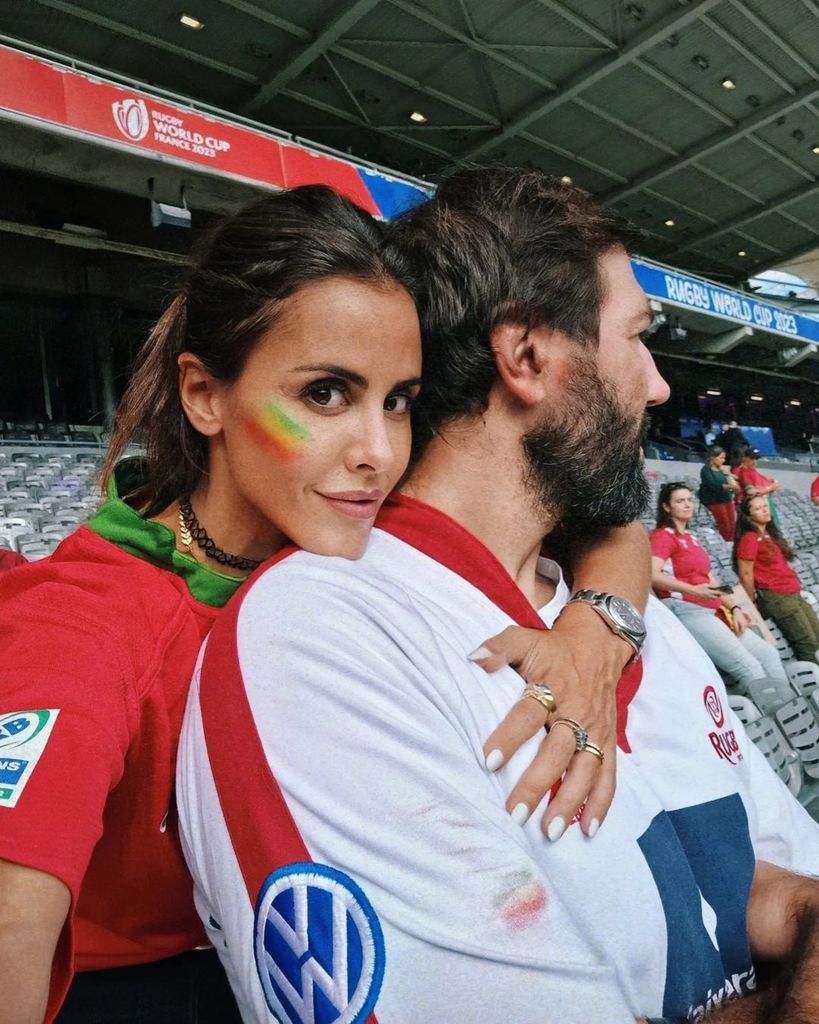 Plano medio de Carolina Patrocínio y su marido Gonzalo Sousa Uva en un partido de rugby