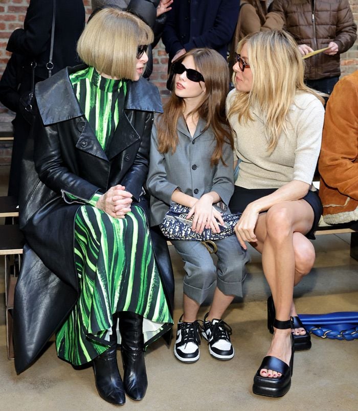 Sienna Miller y su hija Marlowe con Anna Wintour
