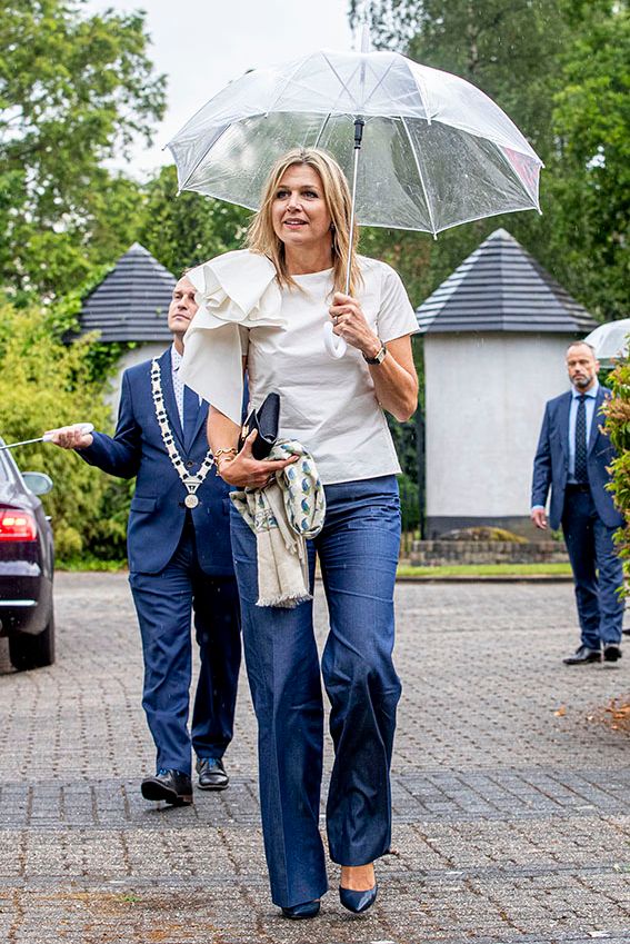 Maxima de Holanda con blusa de volantes y vaqueros anchos