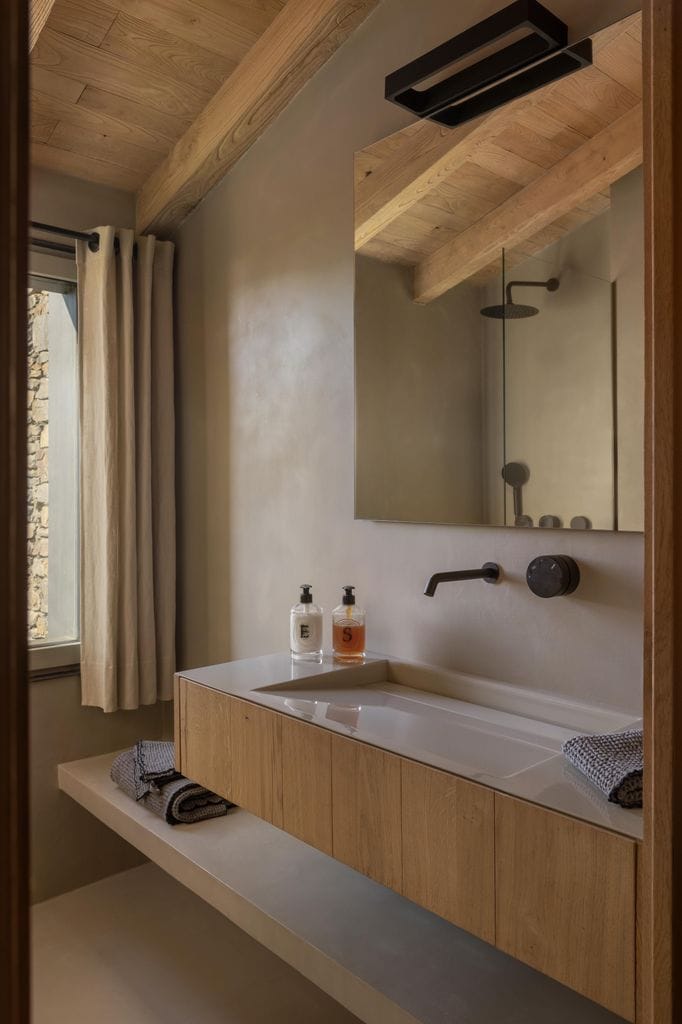 Baño con protagonismo de la madera