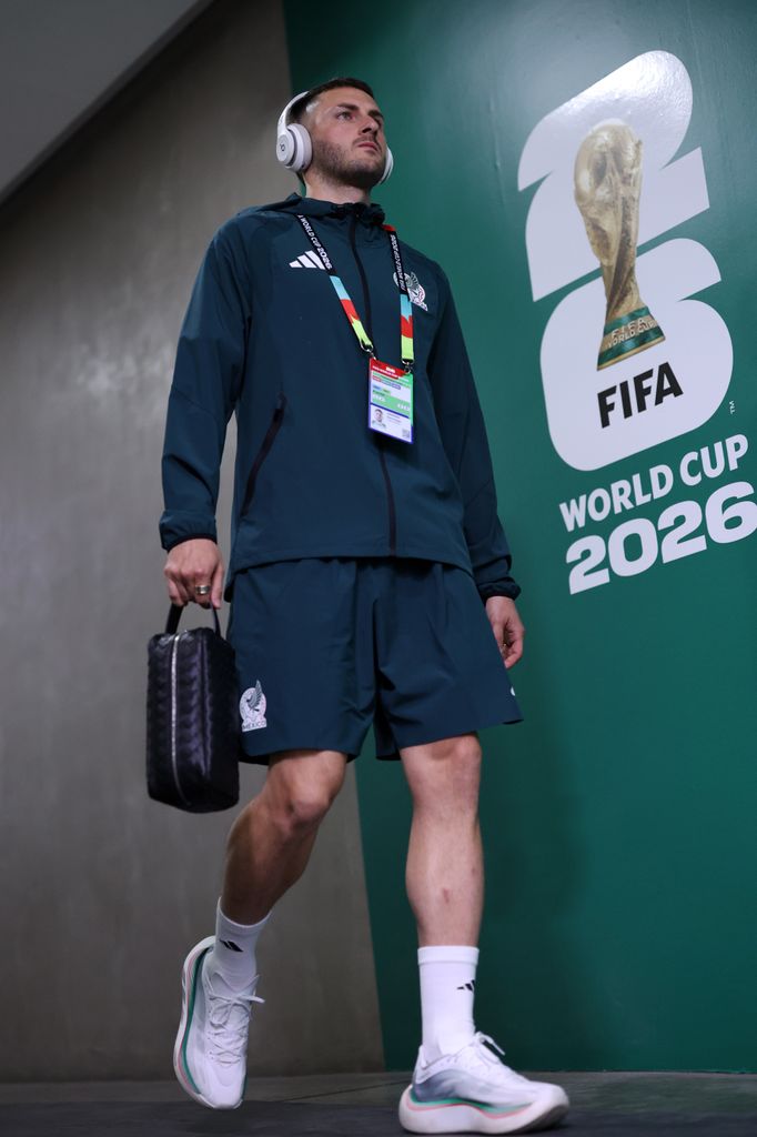 Santi Giménez lleva un bolso Napa Intrecciato de Bottega Veneta.