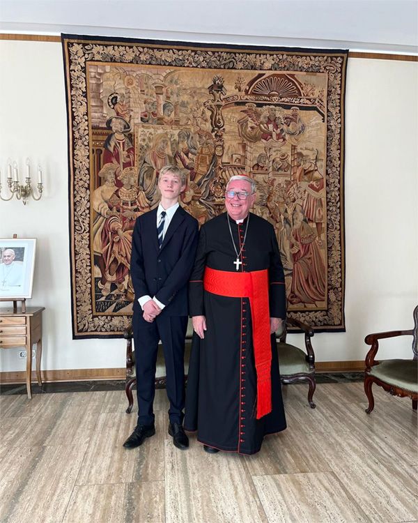 Noah y Monseñor Hollerich