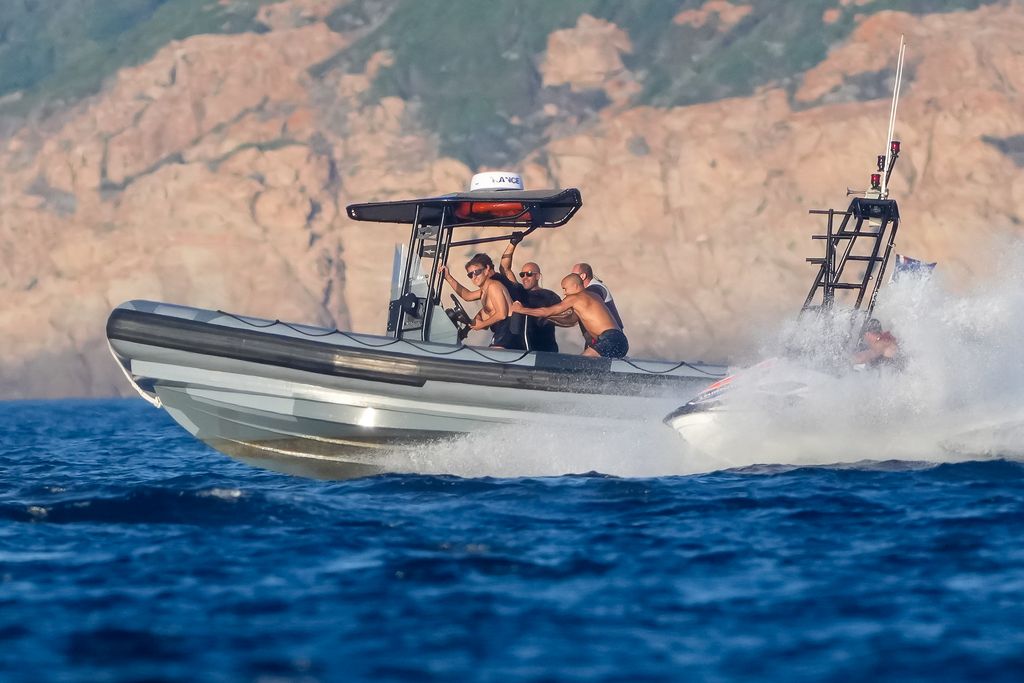 Emmanuel Macron y su esposa Brigitte pasaron un día entre jornadas de jet ski, e-foil, natación y paseos en barco, antes del que se espera sea su último año como presidente.