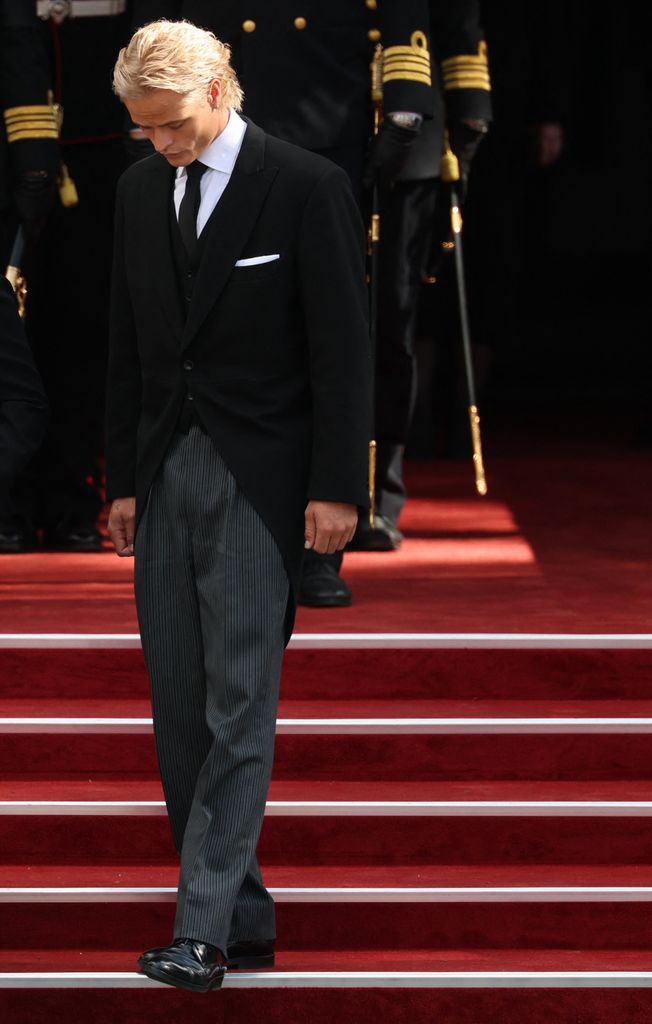 Marius Borg llegó a la Catedral de Oslo para darle el último adiós al padre de su padrastro.
