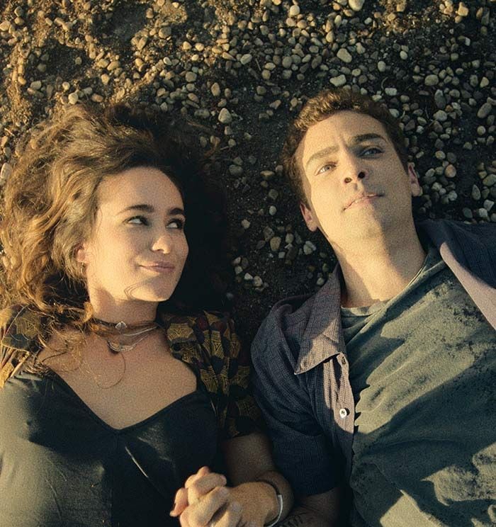 La serie profundiza en los sueños y las frustraciones de los amigos que se prometieron un futuro distinto cuando eran más jóvenes