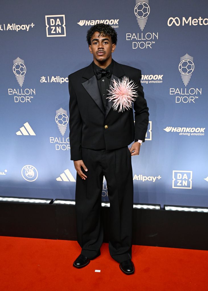 Lamine Yamal apostó por un 'total look' negro de Chanel con un sutil detalle rosado para la ceremonia del Balón de Oro 2026.
