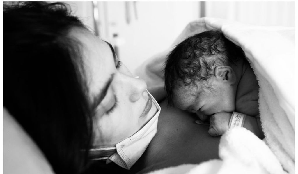 Sharon Fonseca con su hija Blu tras su nacimiento en octubre de 2020.
