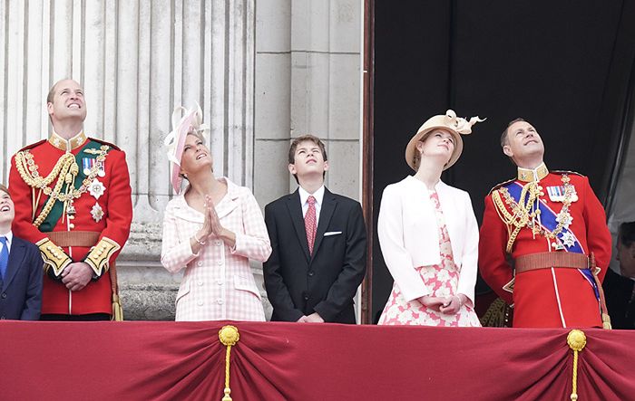 eduardo de wessex con sus hijos y sophie en el balcón de buckingham