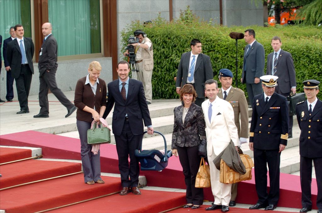 Esta fue la llegada de Haakon y Mette-Marit de Noruega al hotel de Madrid para la boda de los reyes Felipe y Letizia. Con ellos iba la princesa Marta Luisa, hermana de Haakon y entonces miembro de la institución, y su primer marido, el fallecido escritor Ari Behn