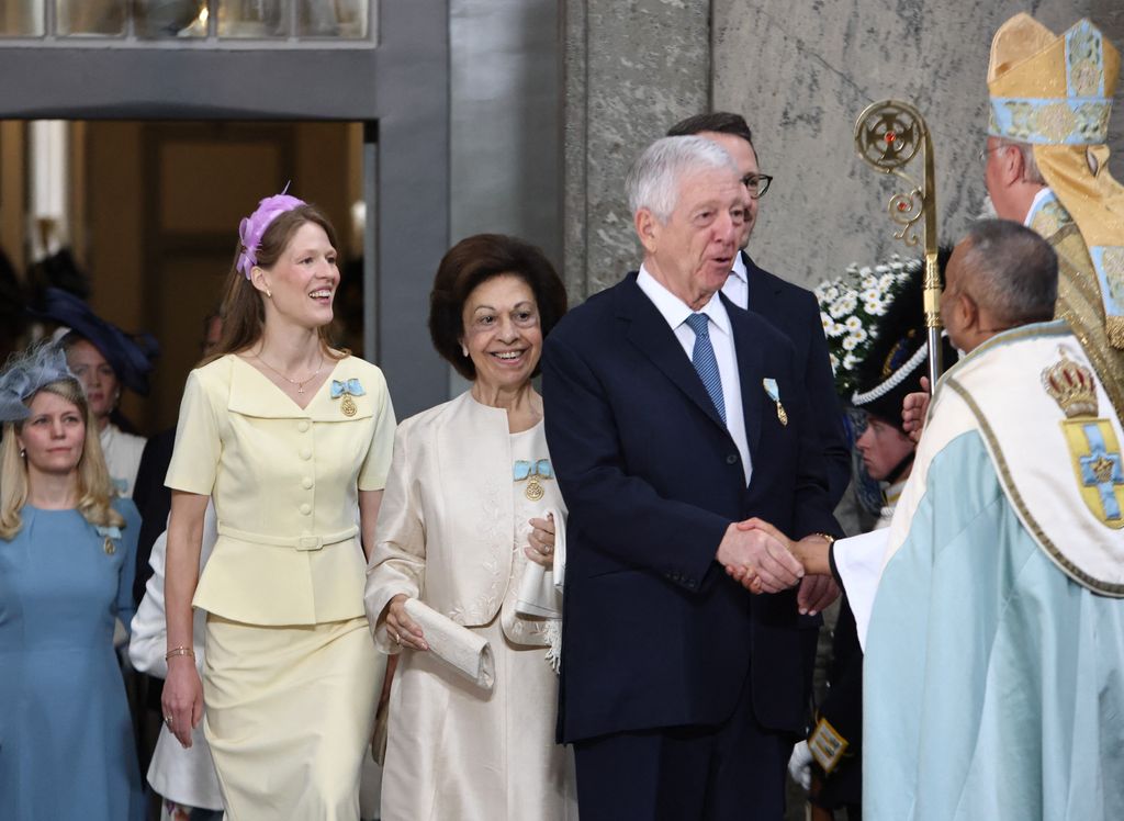 El príncipe heredero Alejandro de Yugoslavia, la princesa heredera Catalina de Serbia y el príncipe Felipe de Serbia durante la celebración de las bodas de oro de los Reyes suecos
