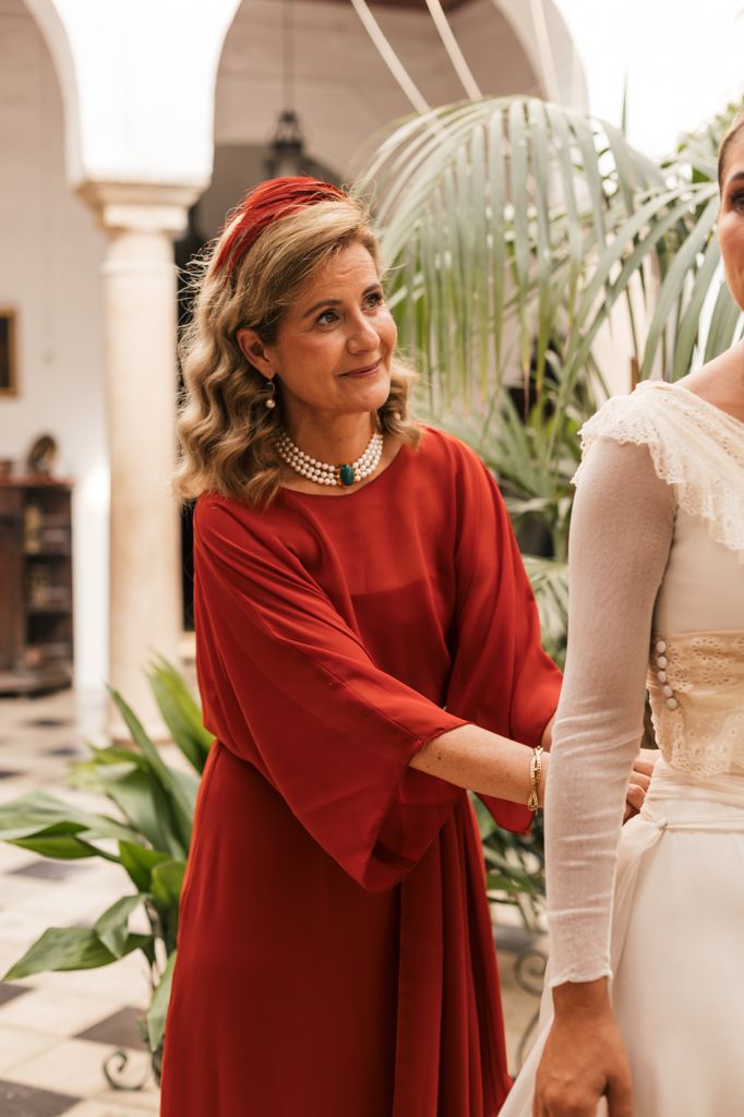 madre de la novia con vestido rojo
