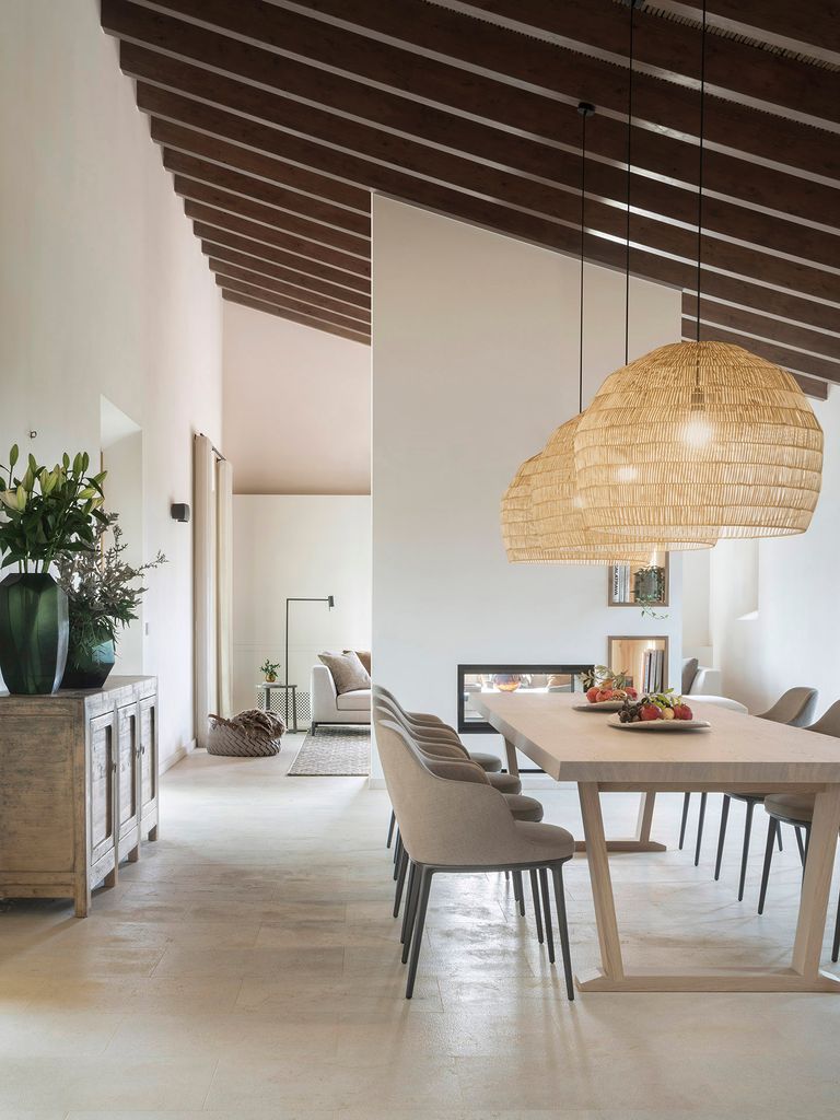 Mesa de comedor de diseño minimalista en madera
