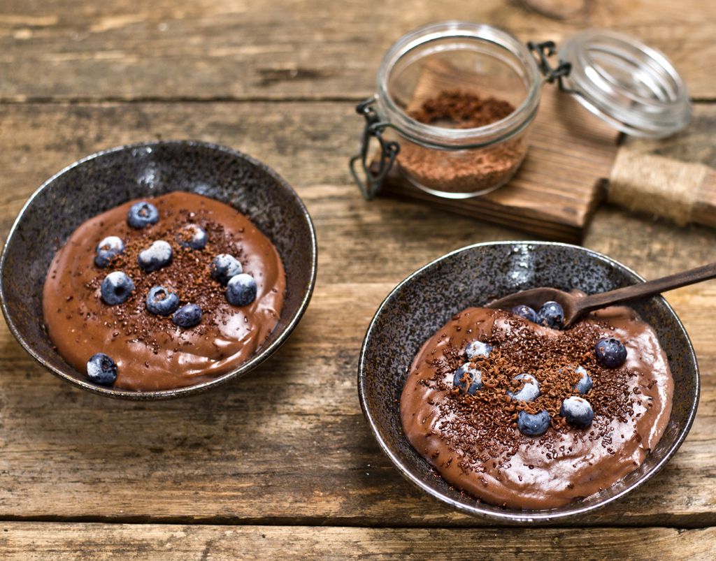 Chocolate rallado y fruta fresca, toppings ideales para este postre.