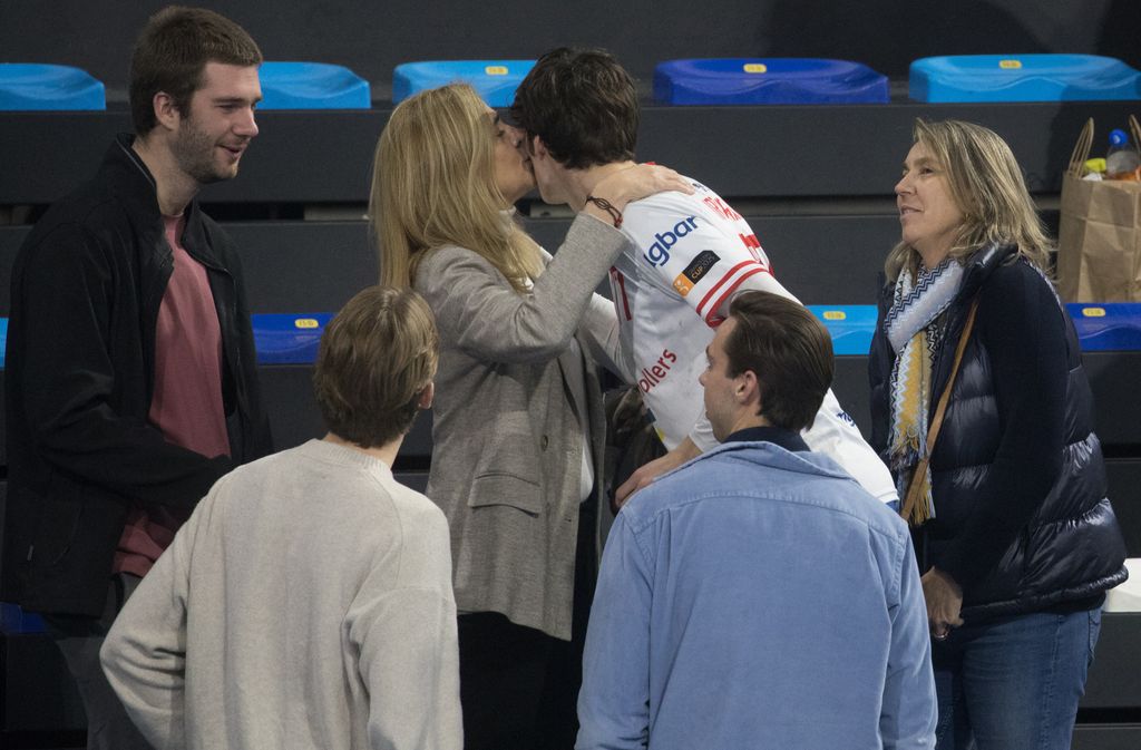 La infanta Cristina besa a su hijo Pablo Urdangarin en su partido de balonmano en Barcelona 18  December 2024