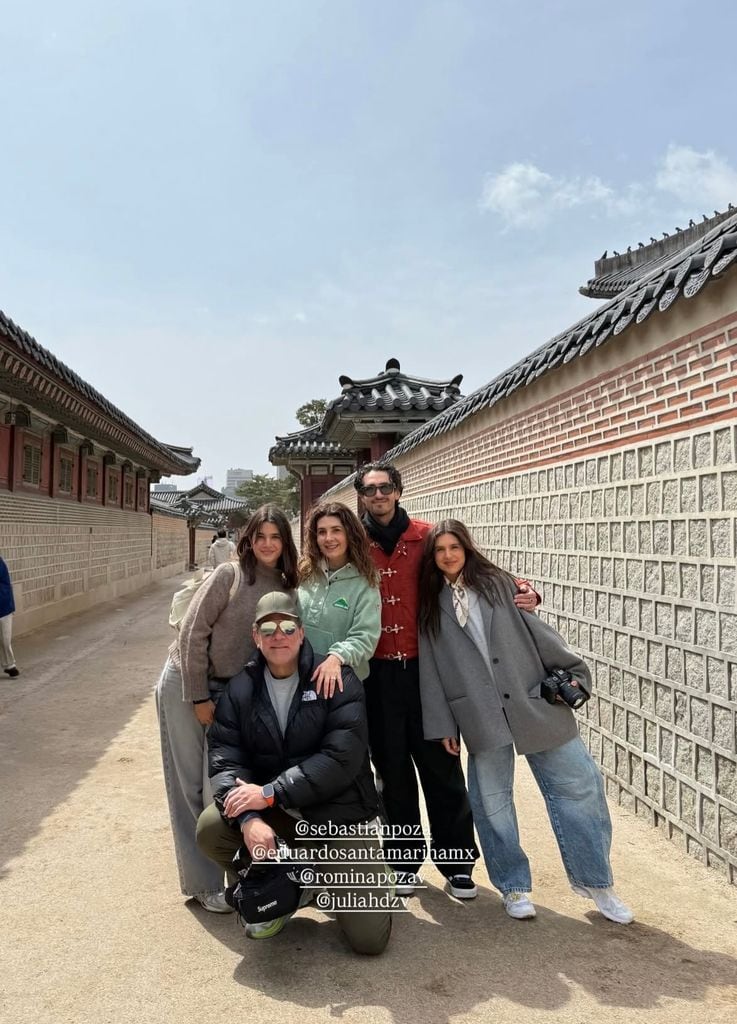 La familia posó durante su visita a uno de los templos de Japón.
