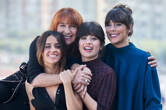 Anna Castillo con el equipo de La llamada