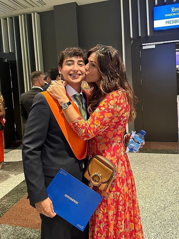 La felicidad de Nuria Roca y Juan del Val en la graduación de su hijo ...