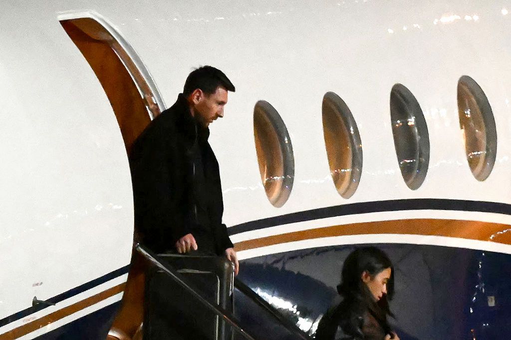 Leo Messi descendiendo del avión que le ha llevado a Argentina