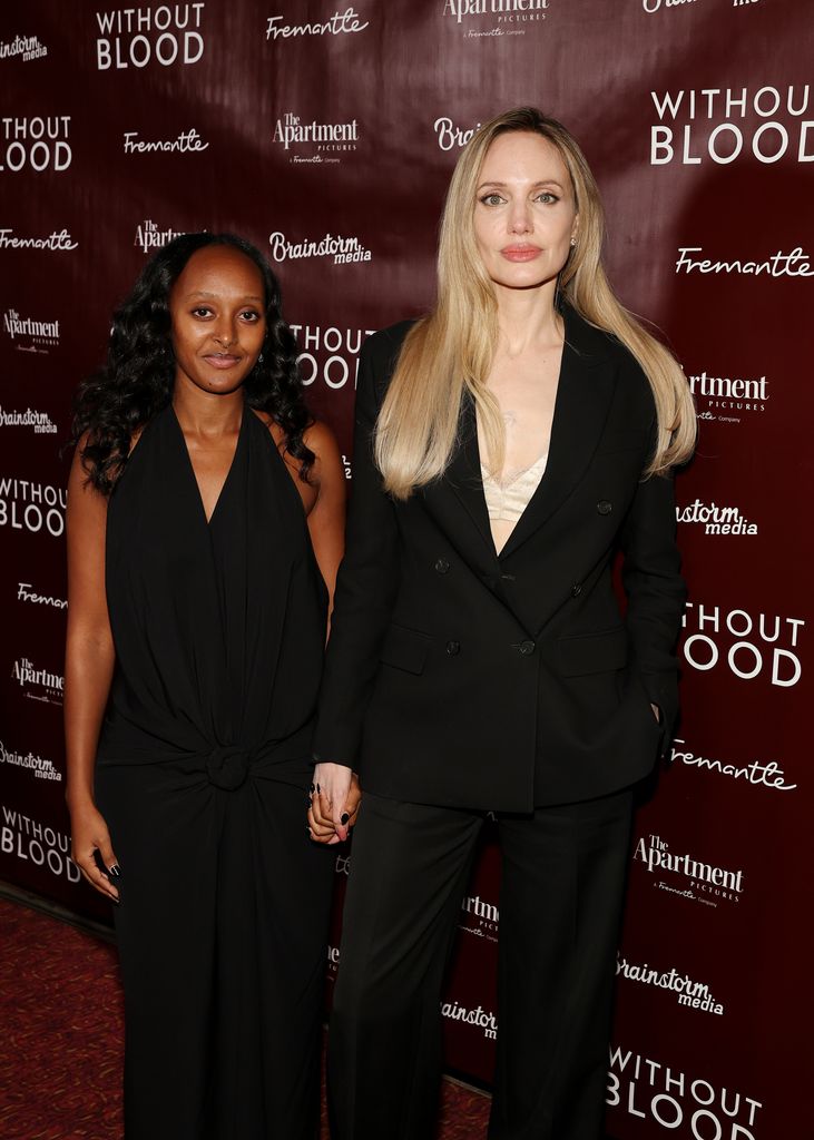 Zahara Jolie y Angelina Jolie en la red carpet de 'Without Blood'.