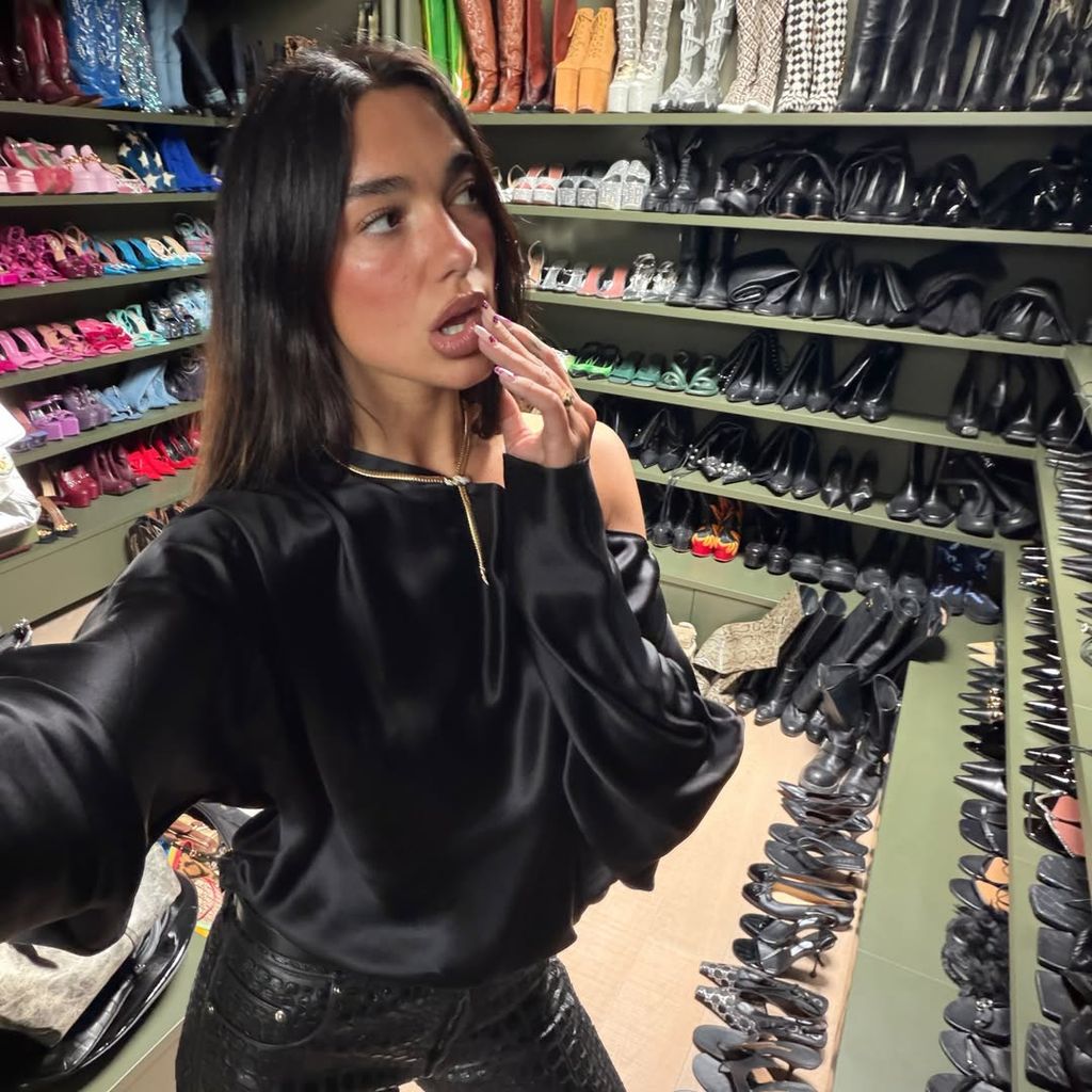 El (impresionante) zapatero de Dua Lipa.