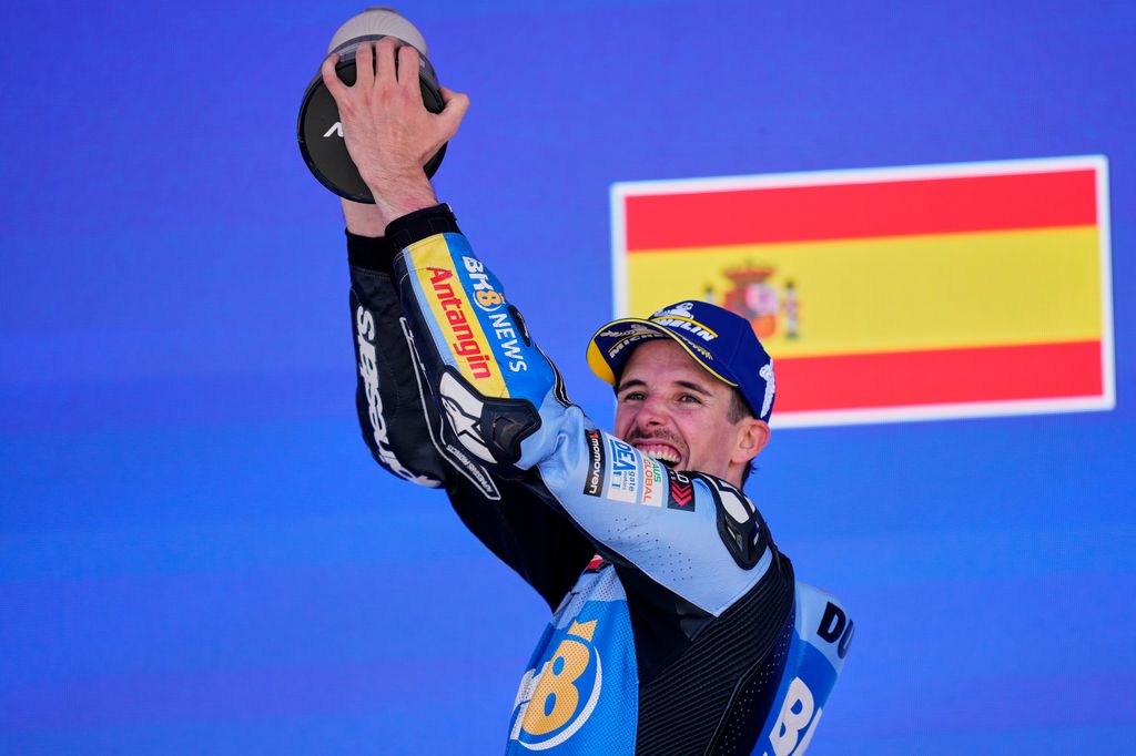 Álex Márquez levanta el trofeo de campeón