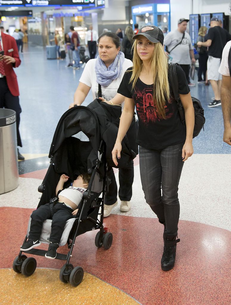 Shakira y Lili Melgar, fotografiadas en 2016 en el aeropuerto de Miami.