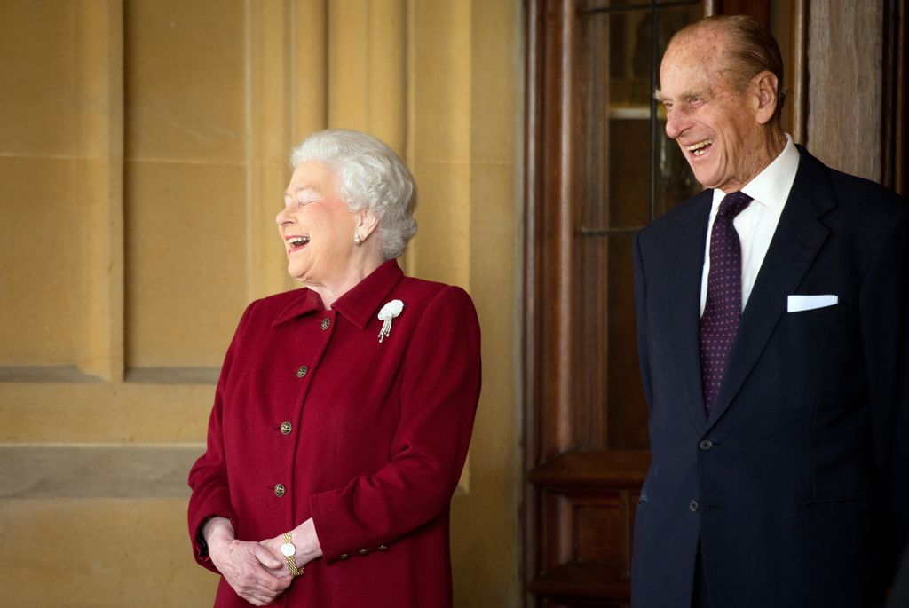 Windsor 11 de abril de 2014. La reina Isabel II y el duque de Edimburgo se despiden del presidente de Irlanda, Michael D. Higgins, al término de su visita de Estado al Castillo de Windsor. Se trató del primer viaje oficial de un presidente irlandés al Reino Unido desde la independencia, un gesto que consolidó la nueva etapa de relaciones entre ambos países tras la histórica visita de la soberana a Dublín en 2011