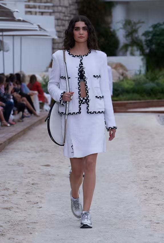 Penélope Cruz apuesta por el traje de tweed blanco y minifalda