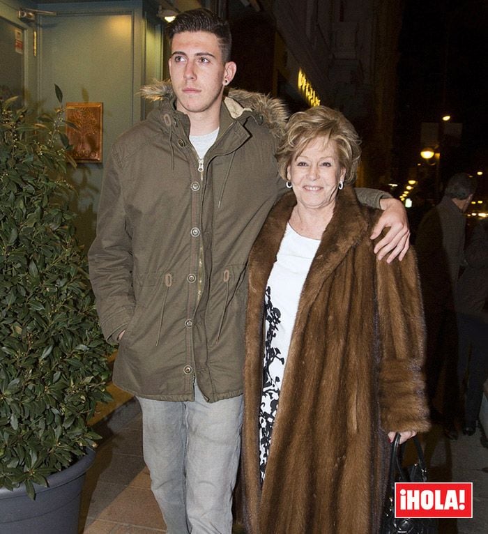 Fran, hijo mayor de Lara Dibildos, con su abuela Laura Valenzuela