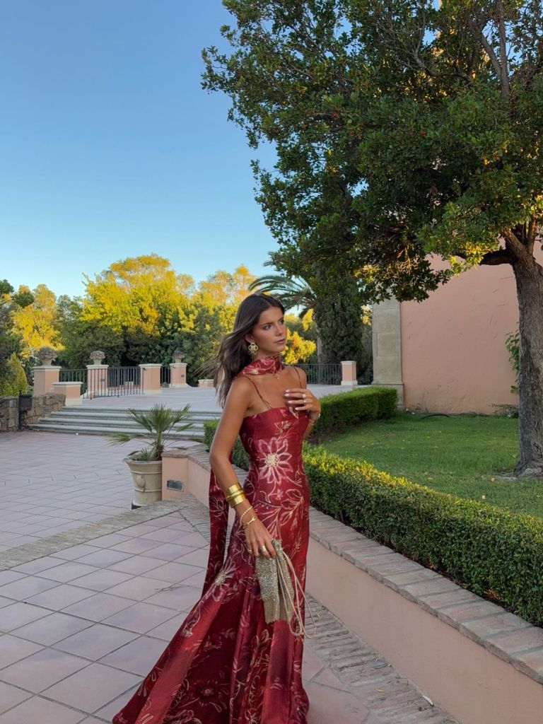 Sofía Stagnetto en un romántico vestido burdeos repleto de flores