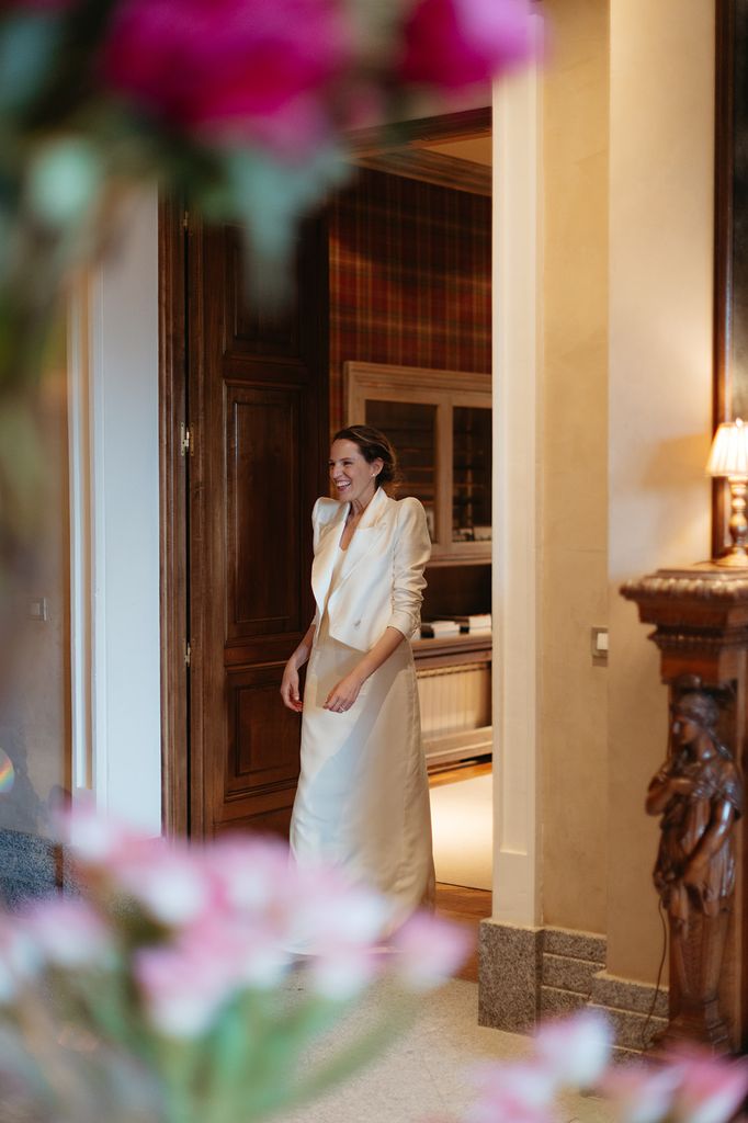 Carmen con vestido de novia y blazer de Inés Martín Alcalde
