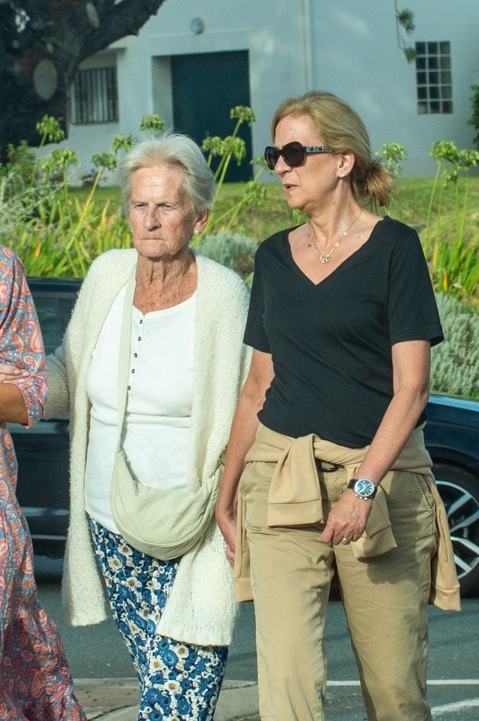 La Infanta Cristina disfruta de un paseo junto a Claire Liebaert