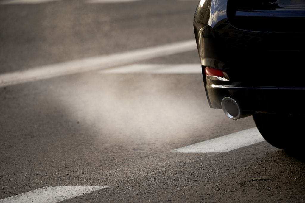 Dejar el motor encendido sin necesidad puede acarrear una multa de hasta 100 euros, ya que genera emisiones y contaminación evitables en la vía pública