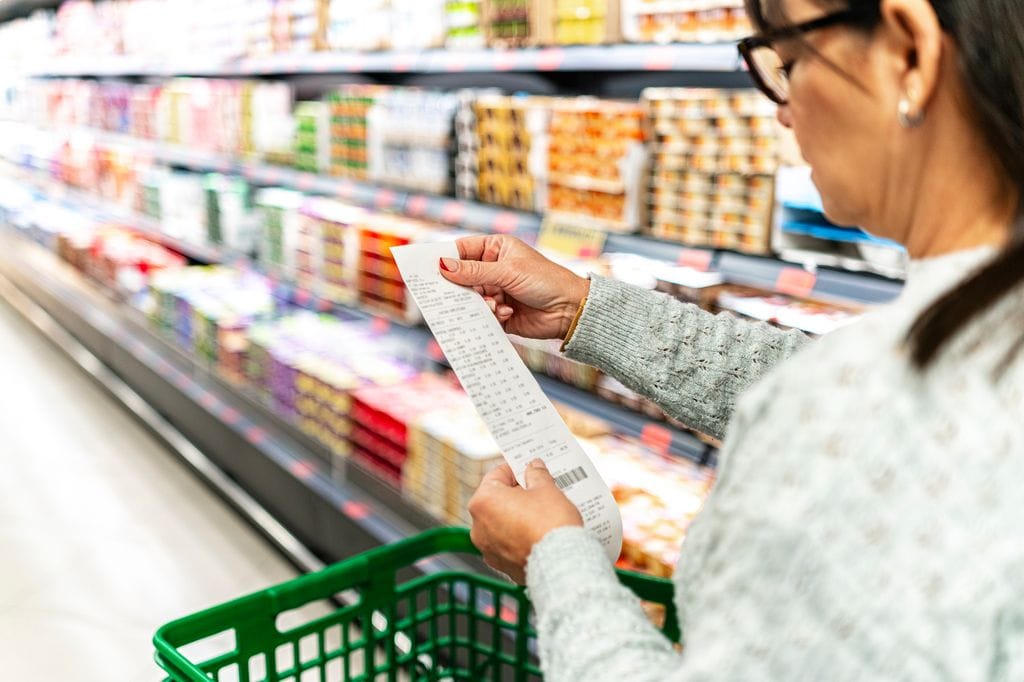 Mujer comprando en el supermercado