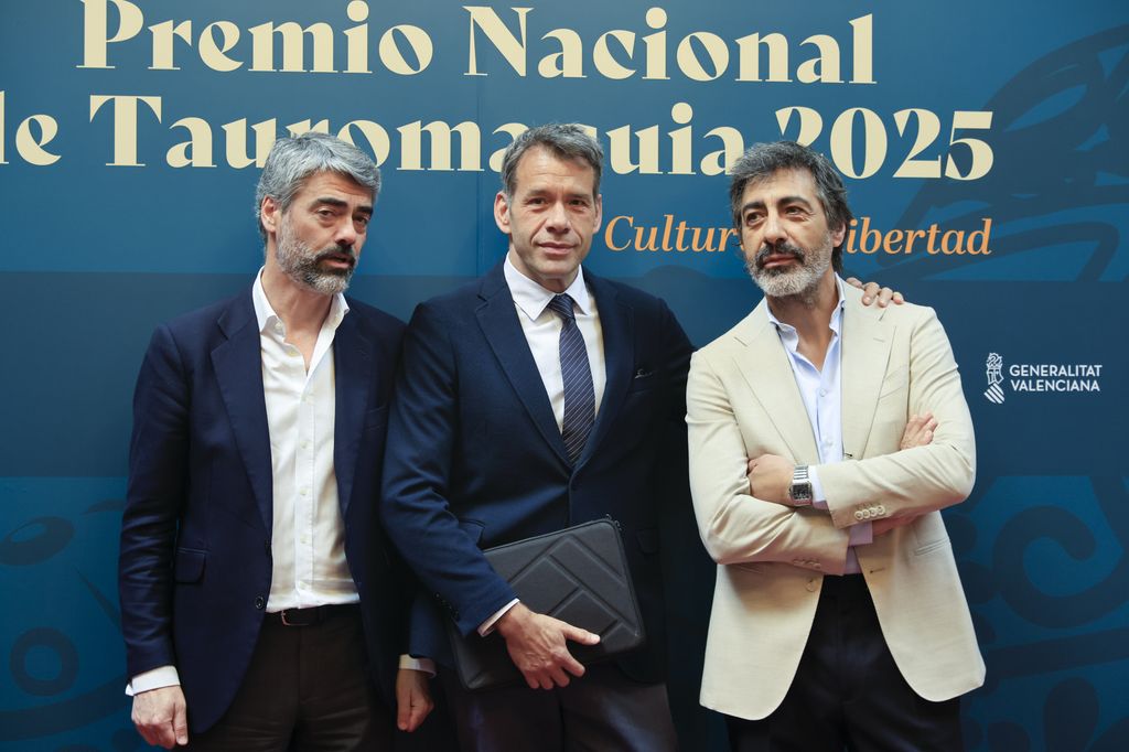 Luis Enriquez, Juan del Val, y Ruben Amon en la entrega