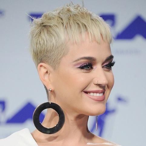 Katy Perry con el cabello rubio y corto