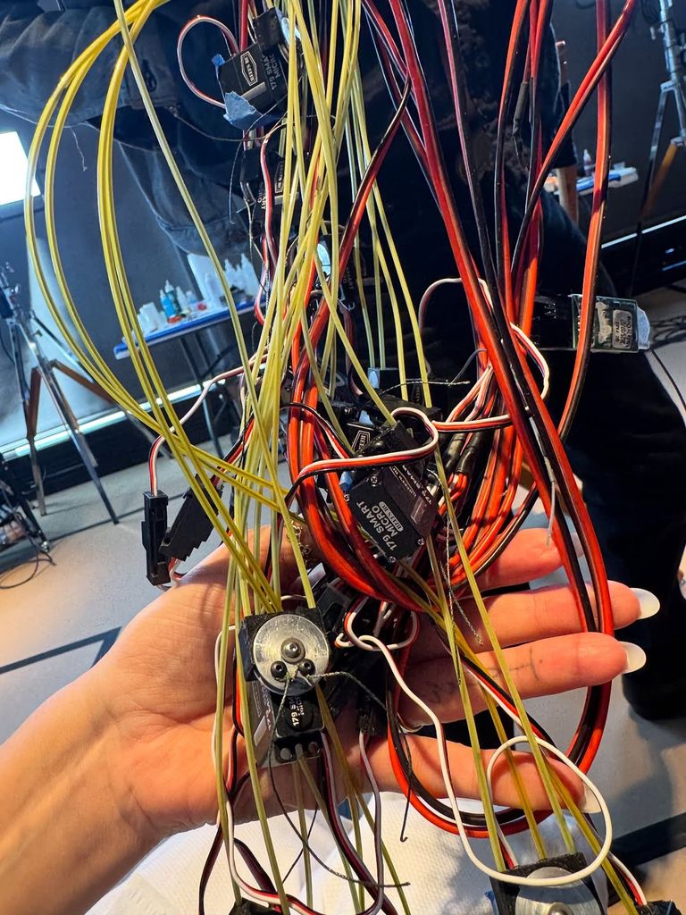 Heidi Klum mostró estos cables que podrían ser parte de su disfraz