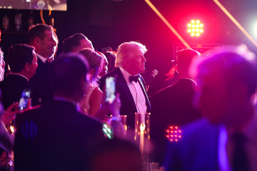 Donald Trump con sus invitados en la fiesta de Año Nuevo en Mar-a-Lago.