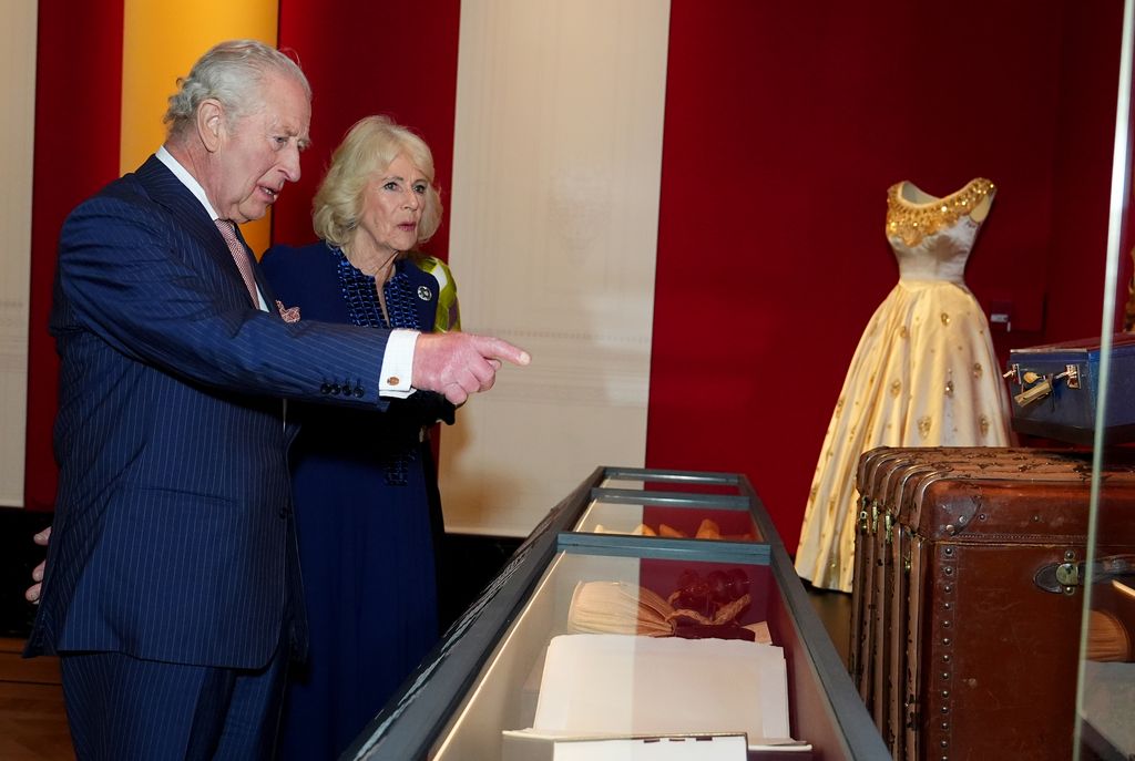 El rey Carlos III y Camilla en su visita a la exposición 'Queen Elizabeth II: Her Life in Style' en Buckingham Palace.
