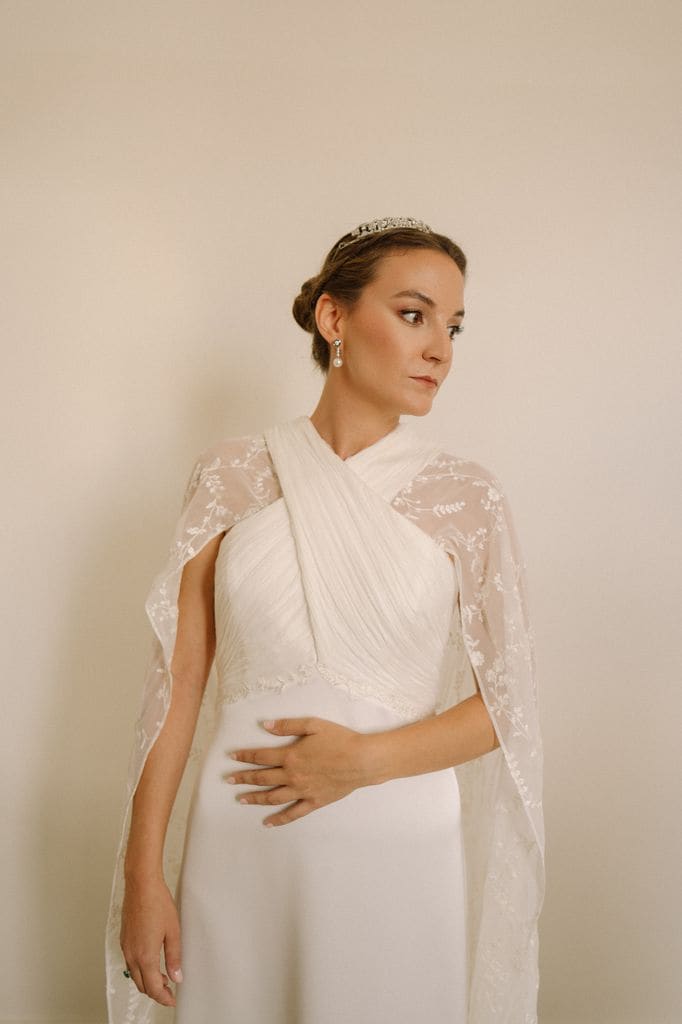 Blanca con vestido de novia convertible con capa de Ana Herrero de Tejada