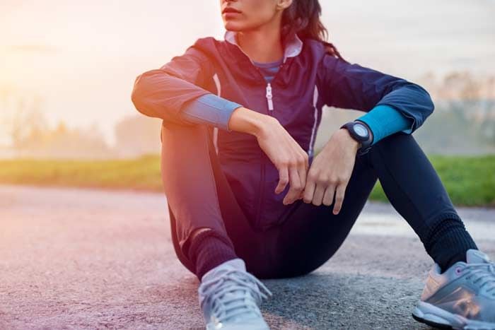mujer sentada después de hacer deporte