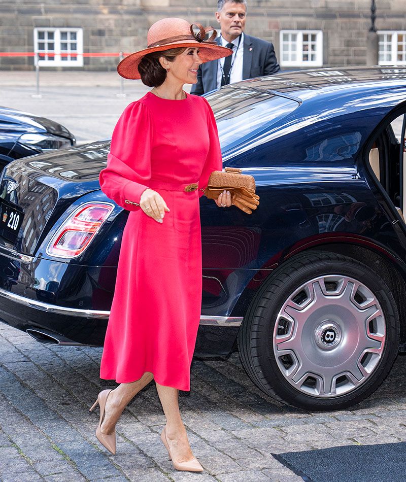 Mary de Dinamarca con vestido liso en rosa coral y accesorios