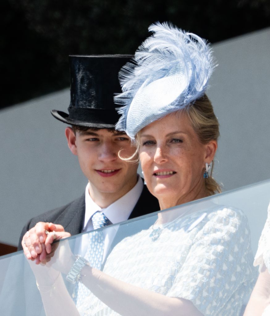 El conde de Wessex, en Ascot con su madre, la duquesa de Edimburgo