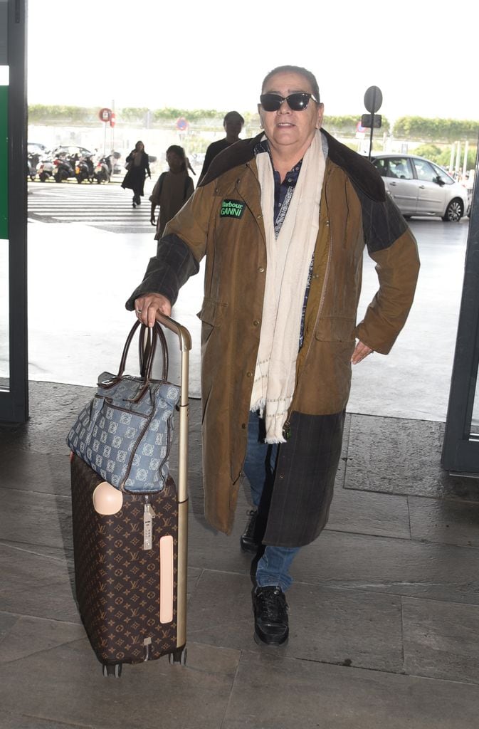 Plano entero de María del Monte llegando a Sevilla con su maleta