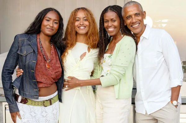 Malia y Sasha con sus padres, Barack y Michelle Obama, en un posado familiar por Thanksgiving. 