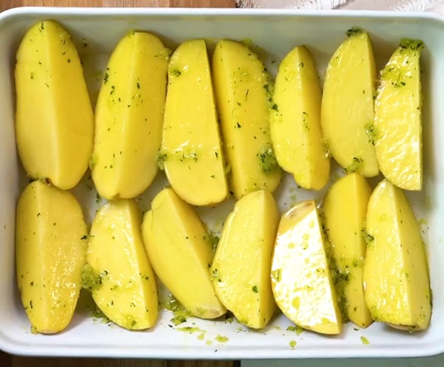 Te puedes ayudar de una brocha de cocina para 'pintar' las patatas con la mezcla de aceite, ajo y perejil.
