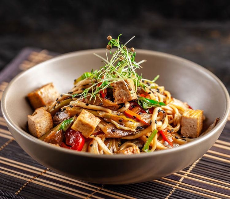 'Noodles' con tofu marinado, pollo y verduras