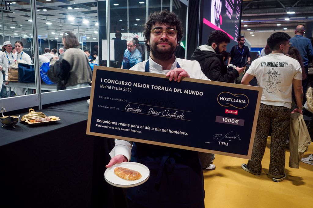 El cocinero Martín Javier Martínez, con su torrija ganadora. 
