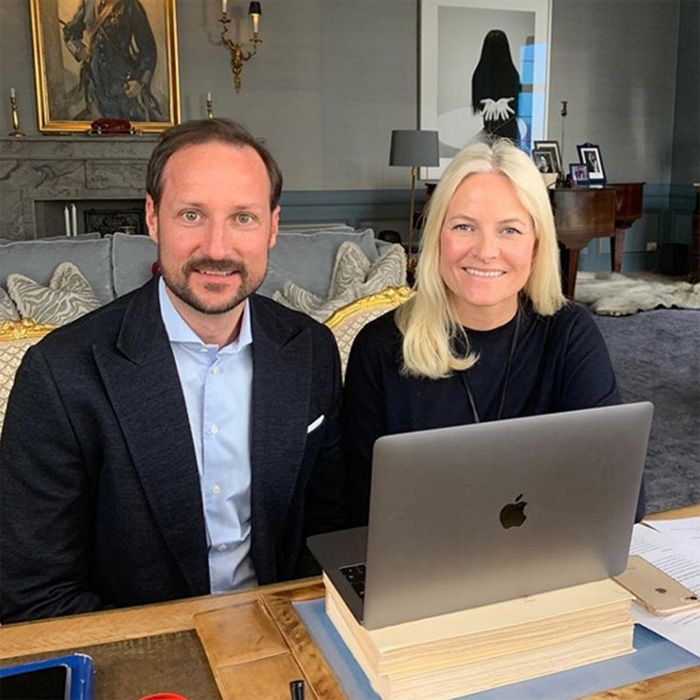  Haakon y Mette-Marit de Noruega, en su despacho