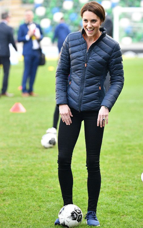 Kate Middleton con un balón de fútbol 